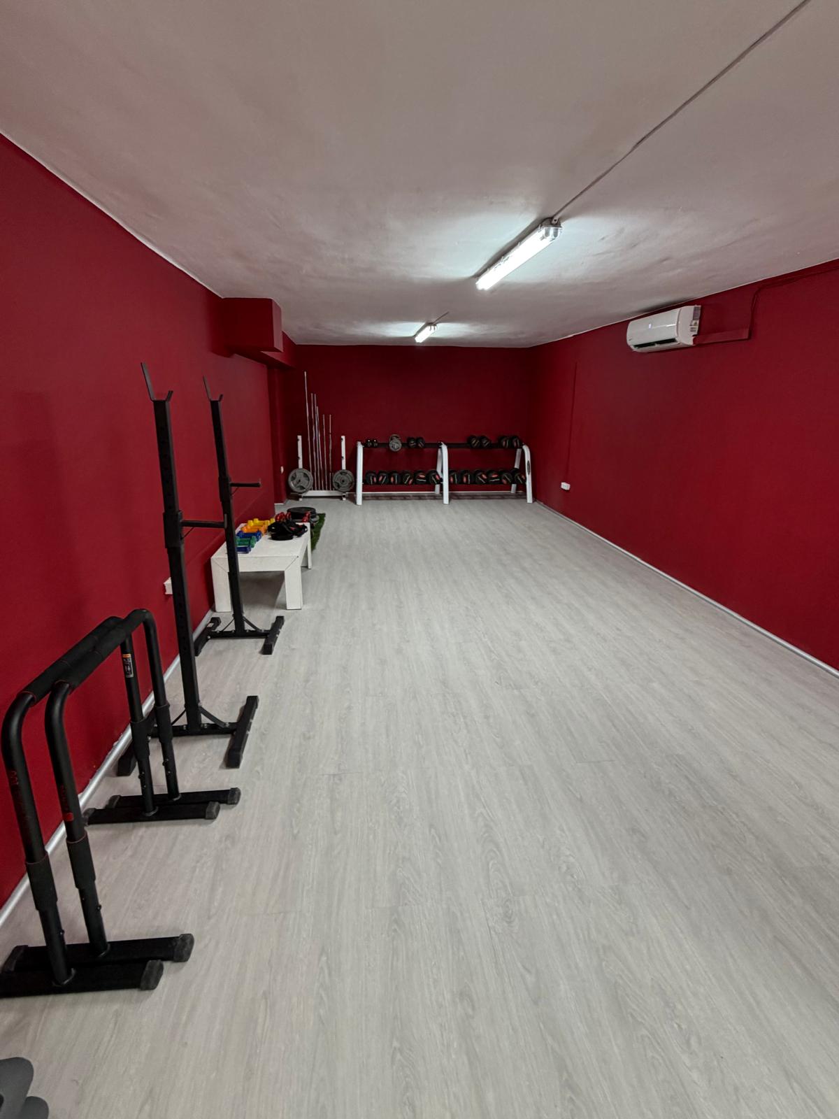 Gimnasio rehabilitado por TONICHICO en Real de Gandia
